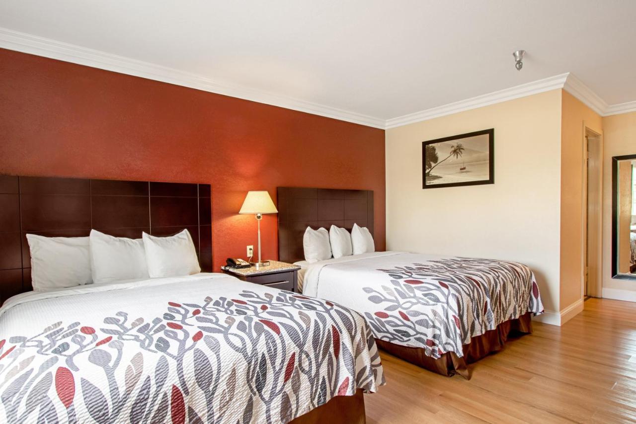 Red Roof Inn & Suites Monterey Exteriér fotografie