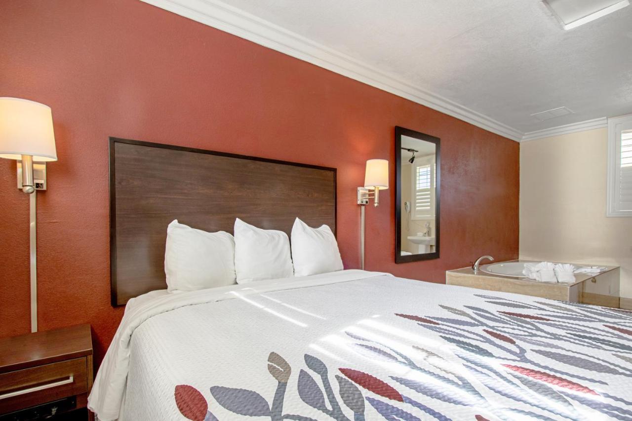 Red Roof Inn & Suites Monterey Exteriér fotografie